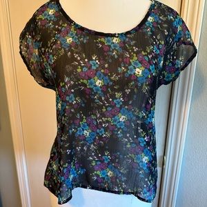🤩Sheer floral top 💙